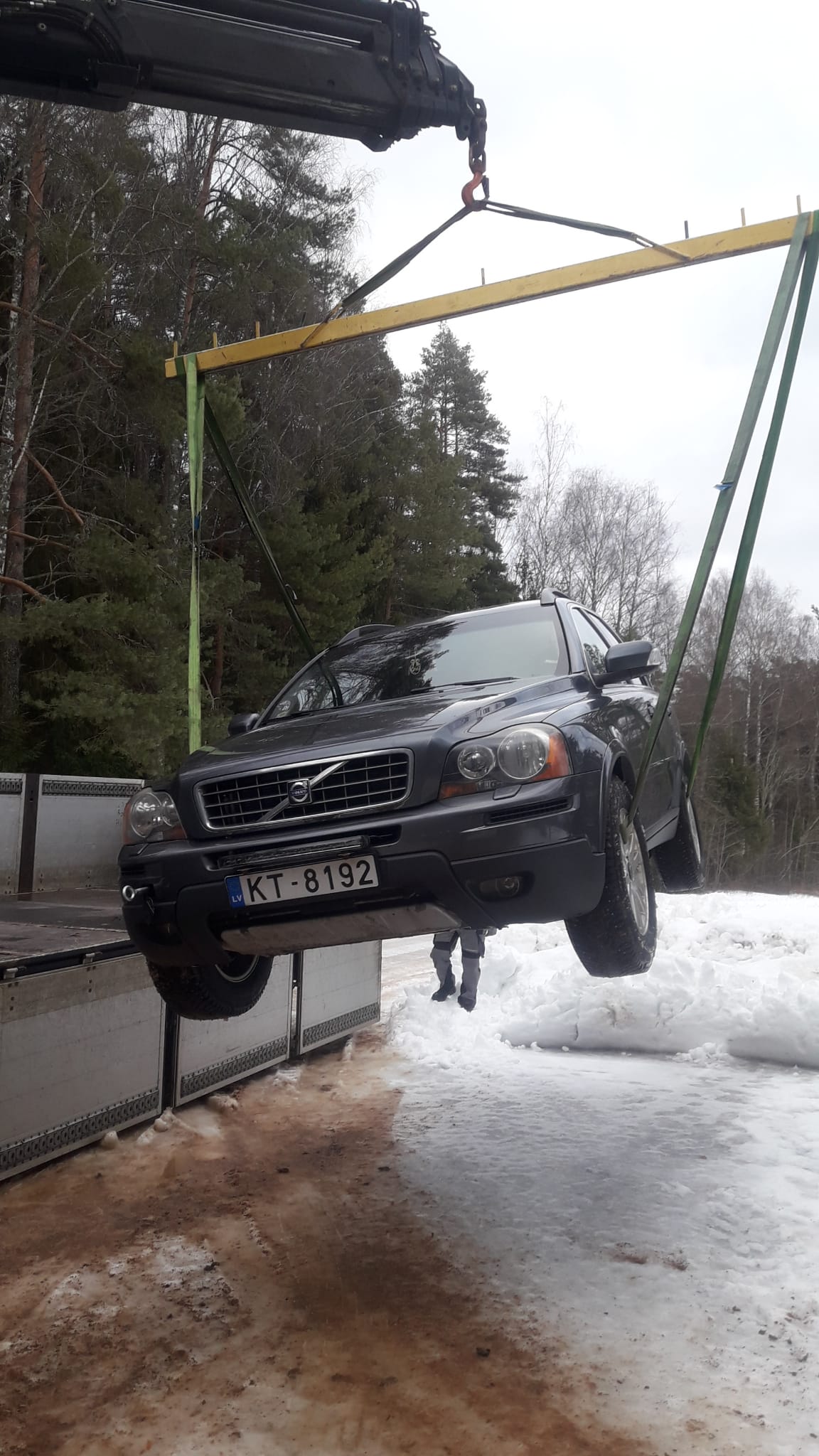 Auto celšana ar manipulatoru ziemā