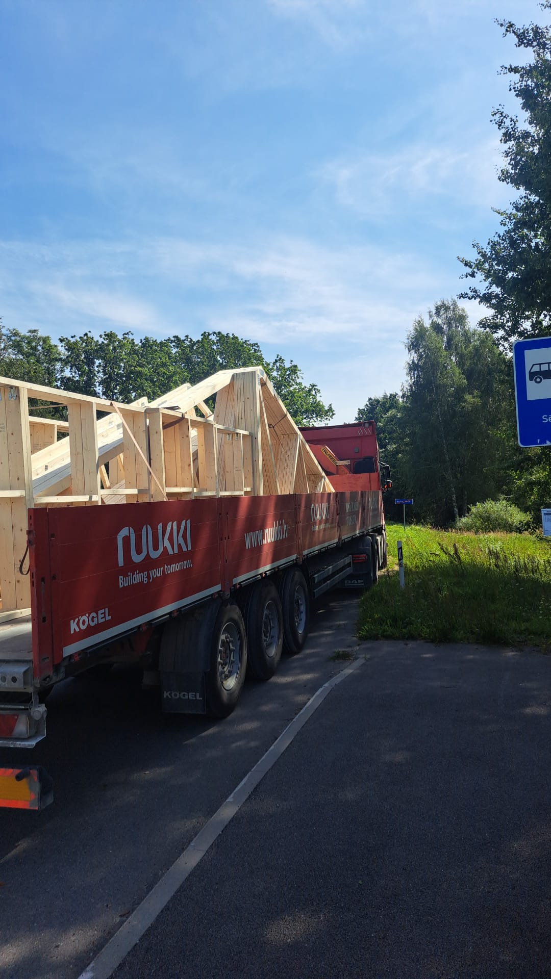 Koka konstrukciju pārvadājums ar puspiekabi