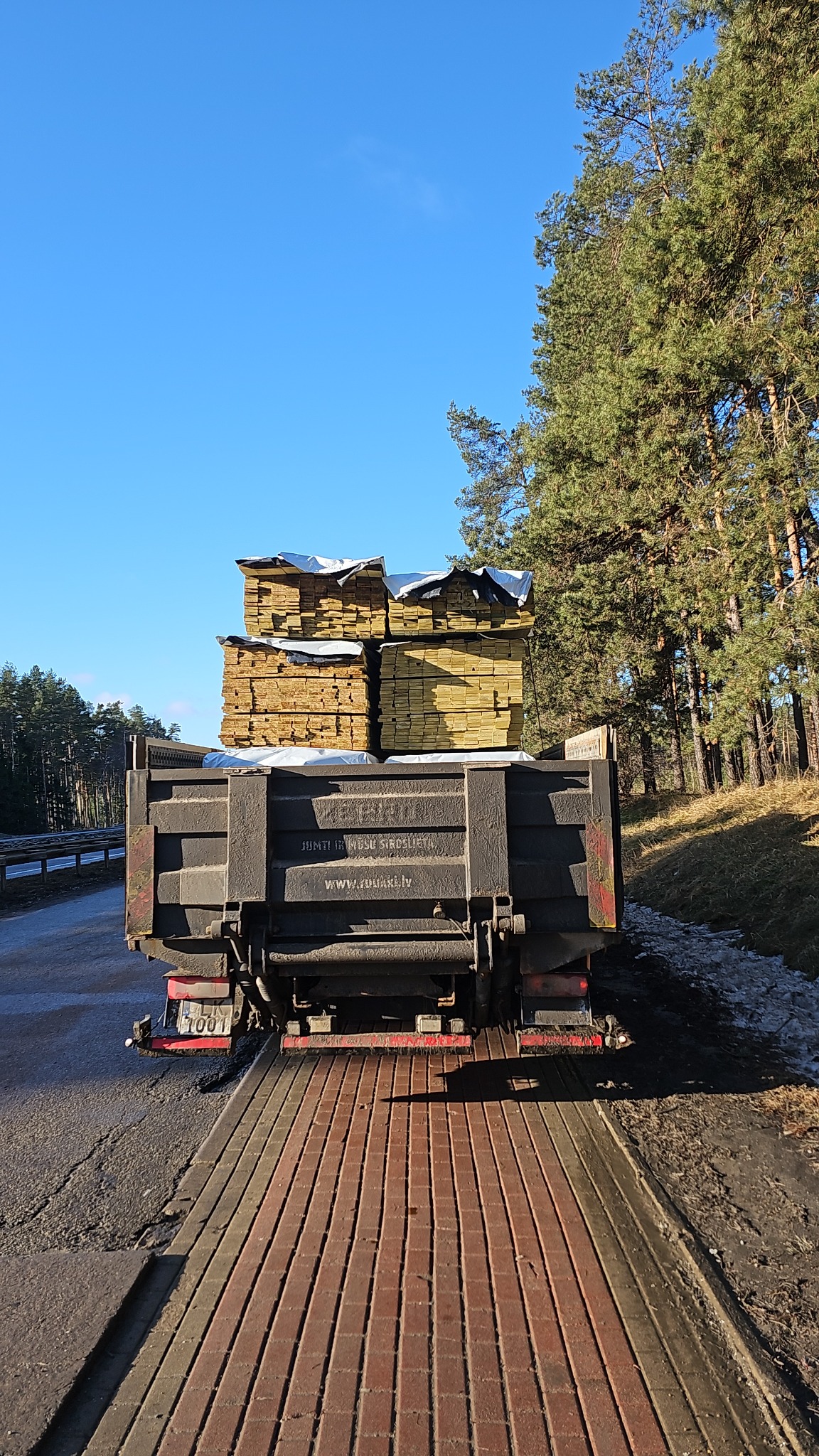 Kokmateriālu krava